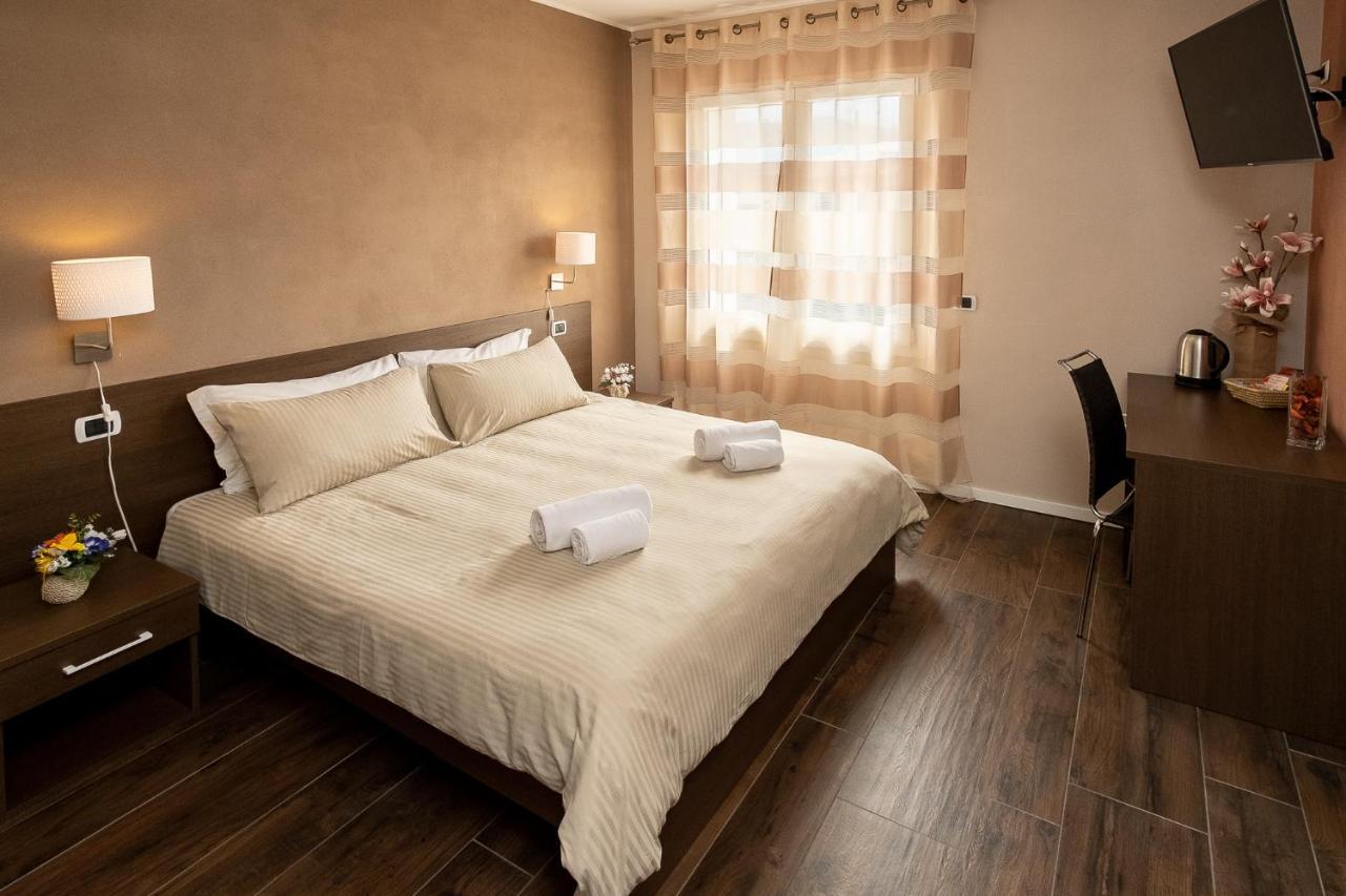 The White Building - Rooms Costermano Εξωτερικό φωτογραφία
